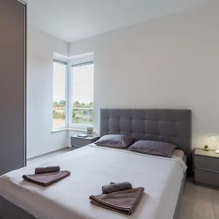 Sang Near The - Happy Pula