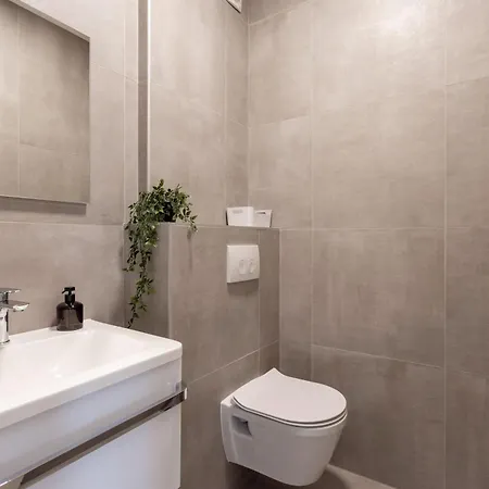 Sang Near The - Happy Pula