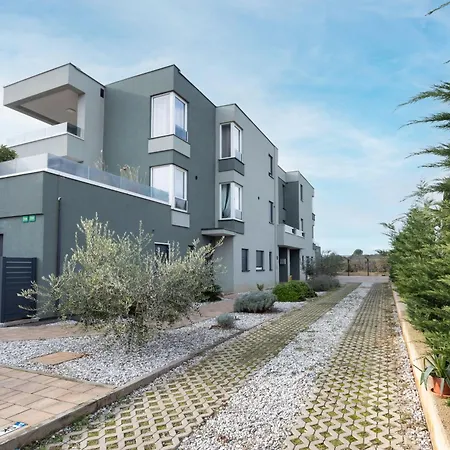 Apartment Sang Near The - Happy