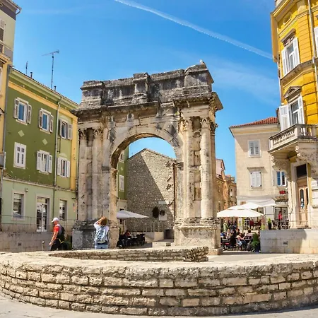 Sang Near The - Happy Apartment Pula