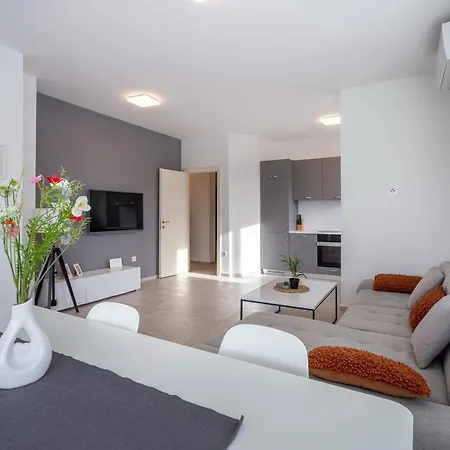 Sang Near The - Happy * Pula