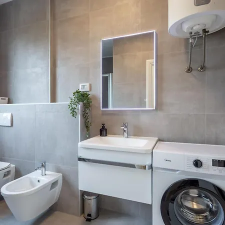 Apartment Sang Near The - Happy *