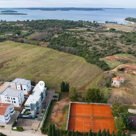 Apartment Sang Near The - Happy