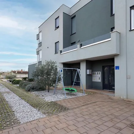 Sang Near The - Happy Lägenhet