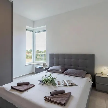 Sang Near The - Happy Apartamento Pula