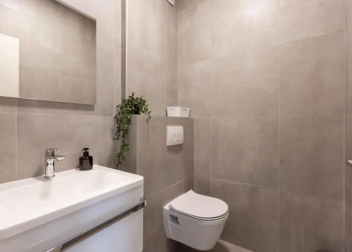 Sang Near The - Happy Pula