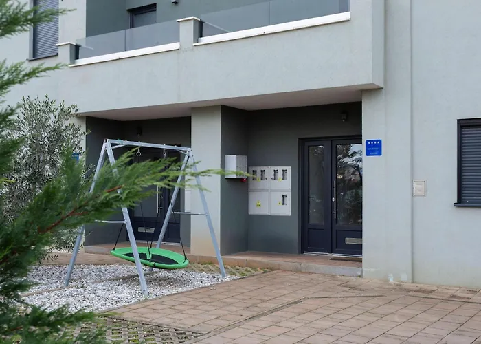 Sang Near The - Happy Pula