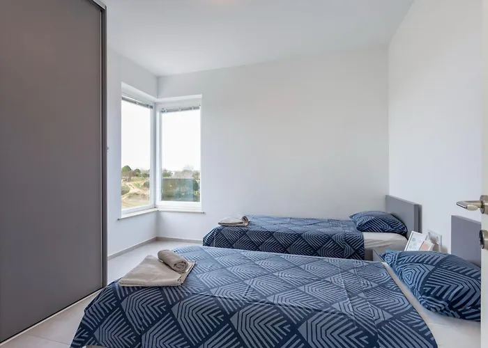 Apartment Sang Near The - Happy *